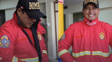 Clínica Adventista Americana de Juliaca entrega protección contra el frío a bomberos